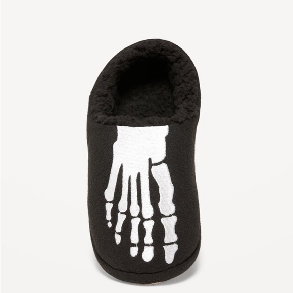 🆓❄️Free with purchase, while supplies last. As is. ❄️ Old Navy Black slippers - Picture 3 of 6